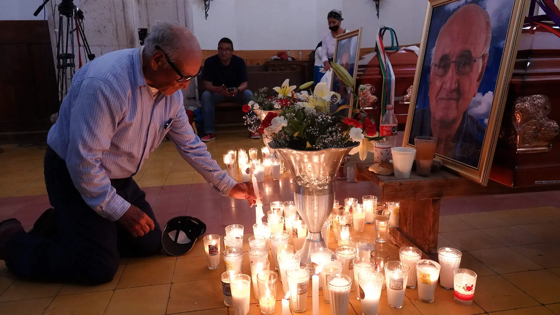 Para este ritual se emplean diferentes elementos, uno de los más populares es la vela